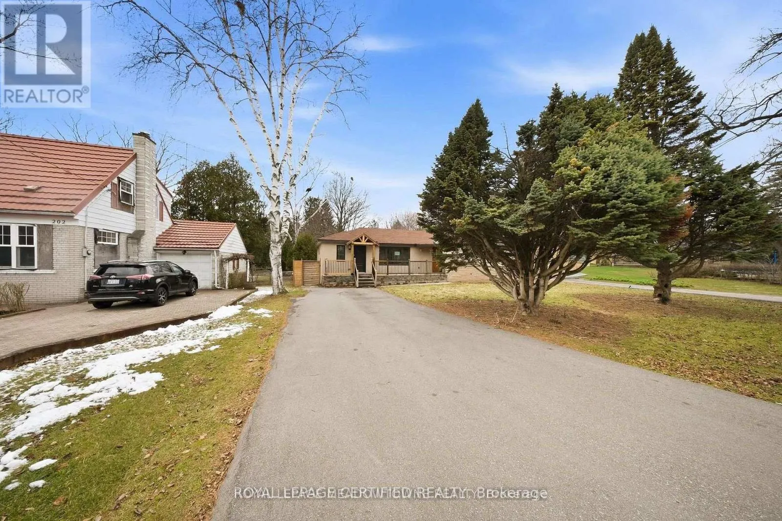 208 GLEN OAK DRIVE