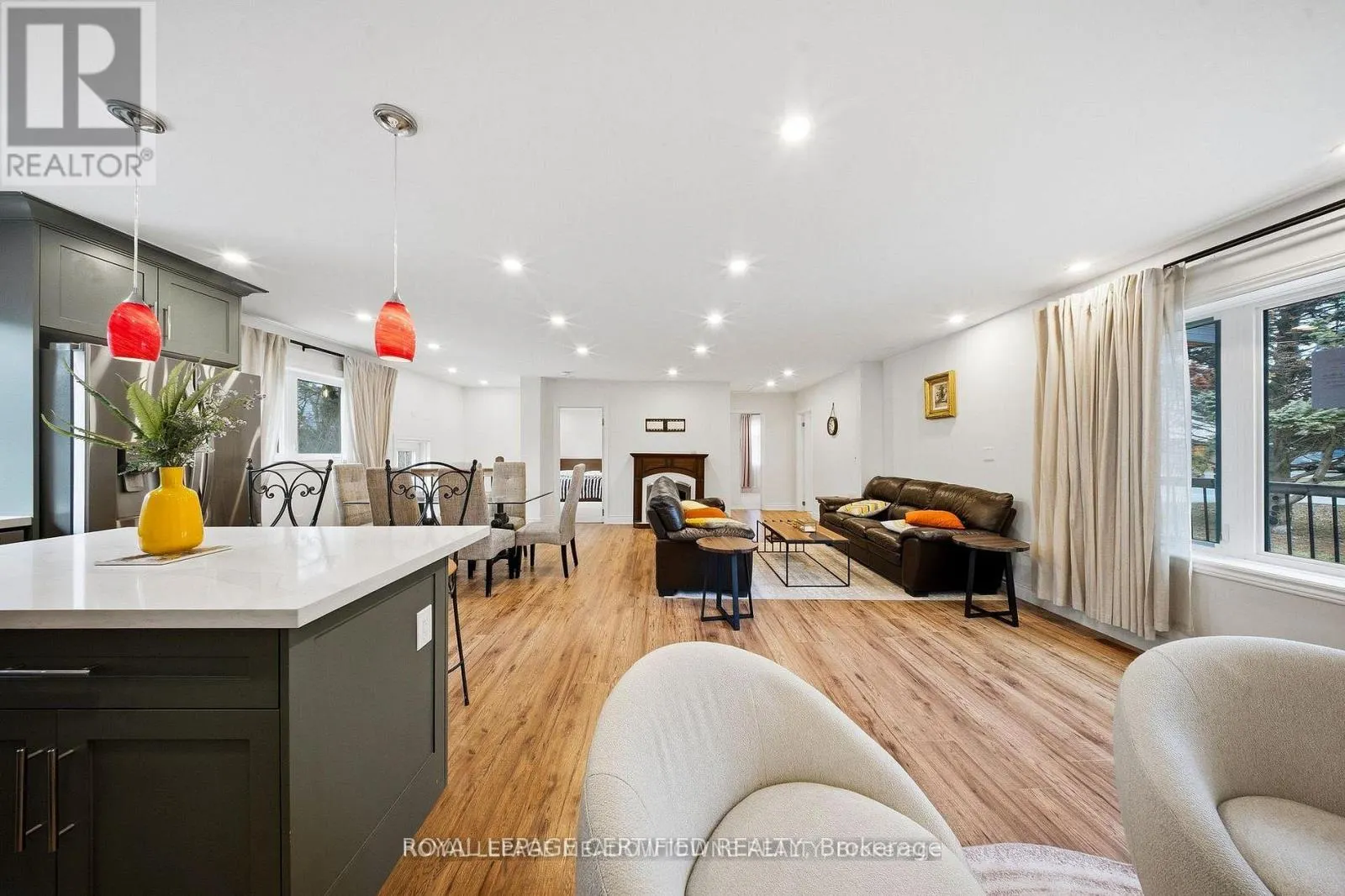 208 GLEN OAK DRIVE
