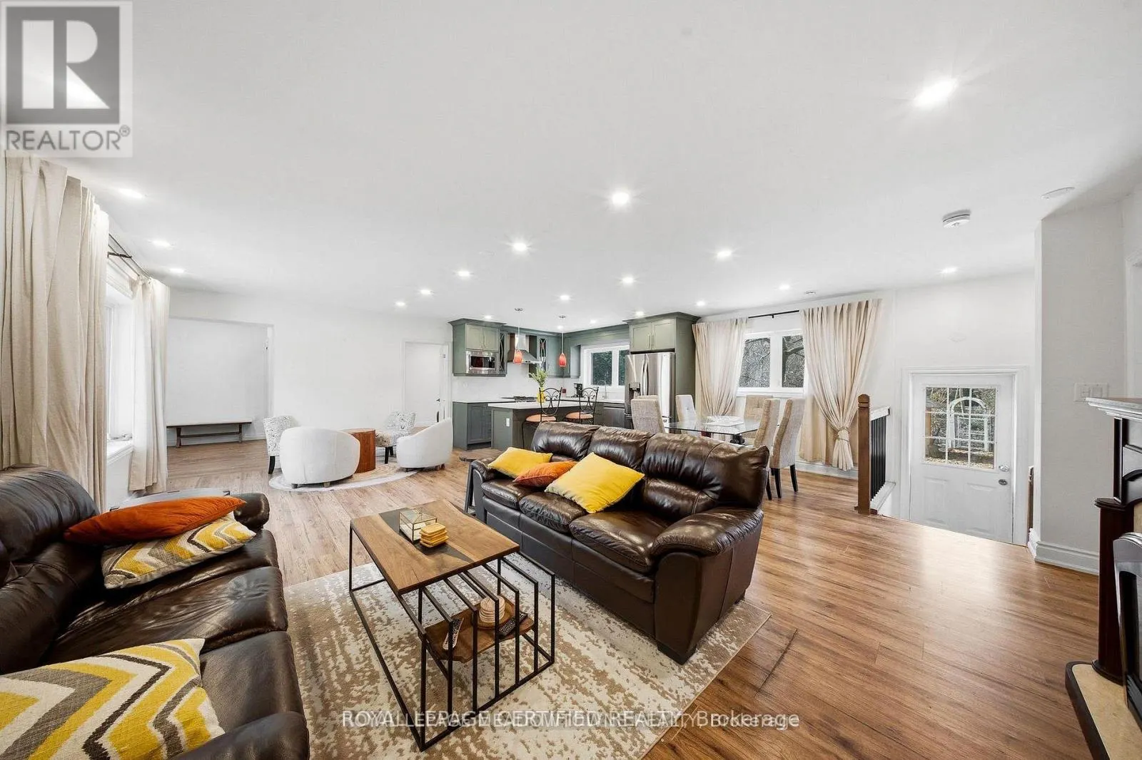 208 GLEN OAK DRIVE