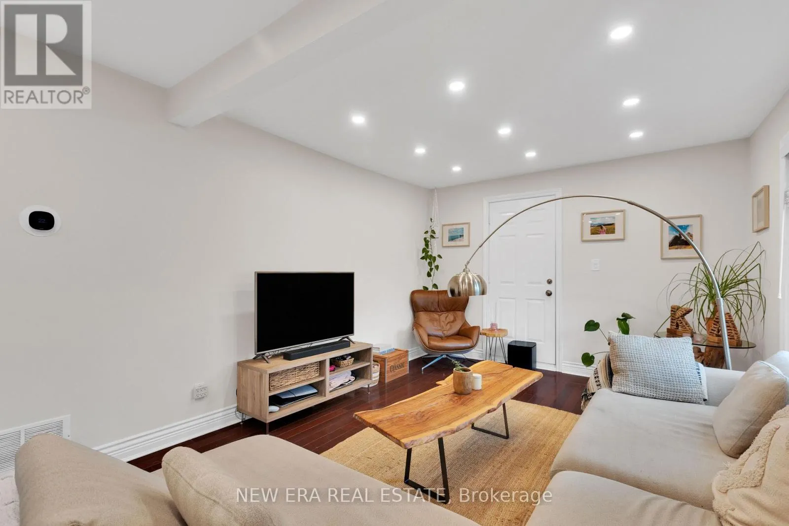 2 FOCH AVENUE