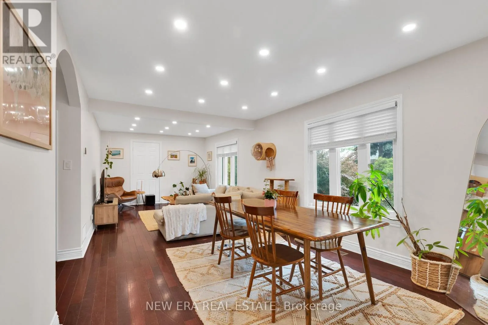 2 FOCH AVENUE