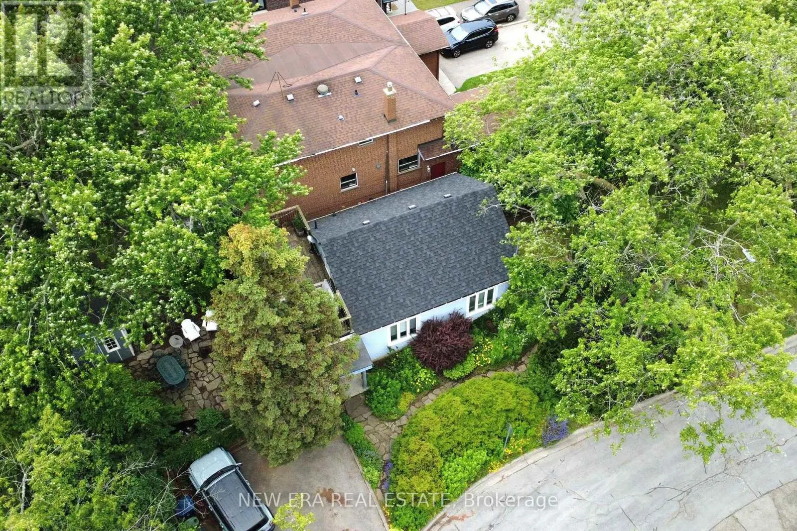 2 FOCH AVENUE
