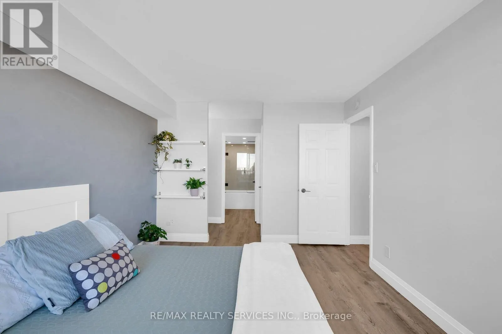 1104 - 880 DUNDAS STREET W
