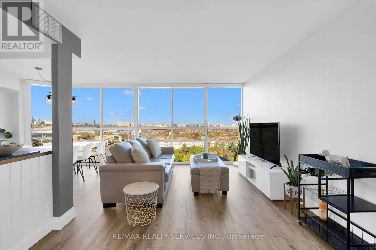 1104 - 880 DUNDAS STREET W
