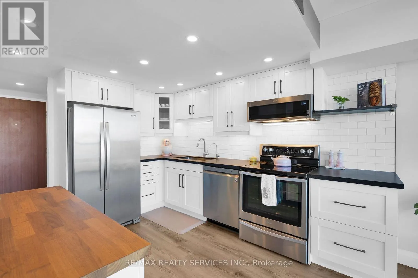 1104 - 880 DUNDAS STREET W