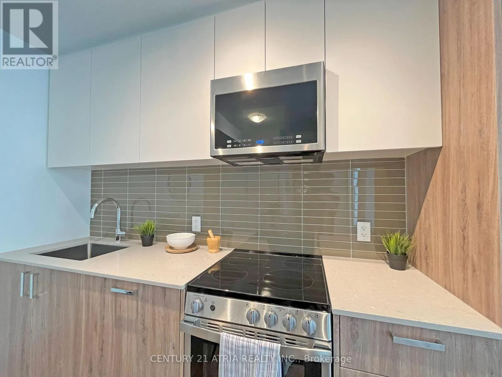 527 - 1787 ST.CLAIR AVENUE W