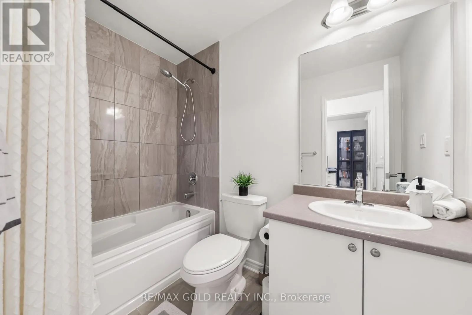 41 KEPPEL CIRCLE