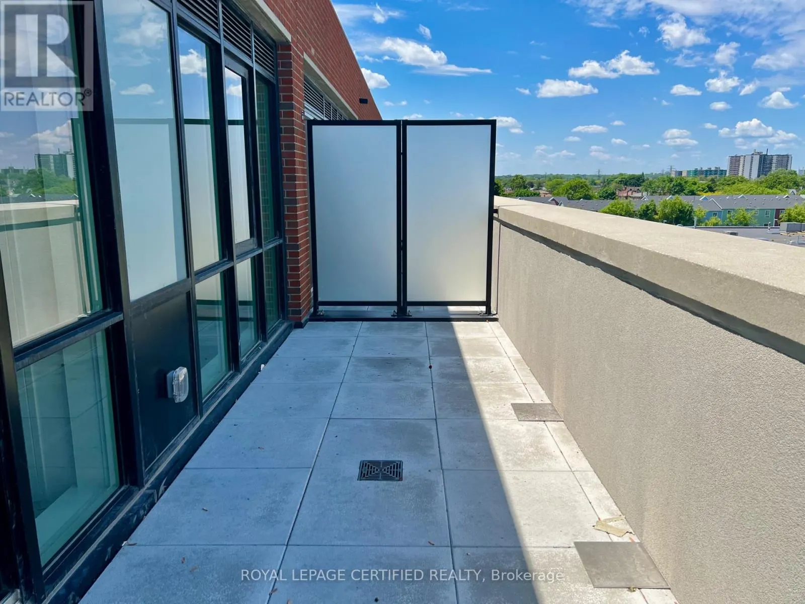 522 - 2300 ST. CLAIR AVENUE W