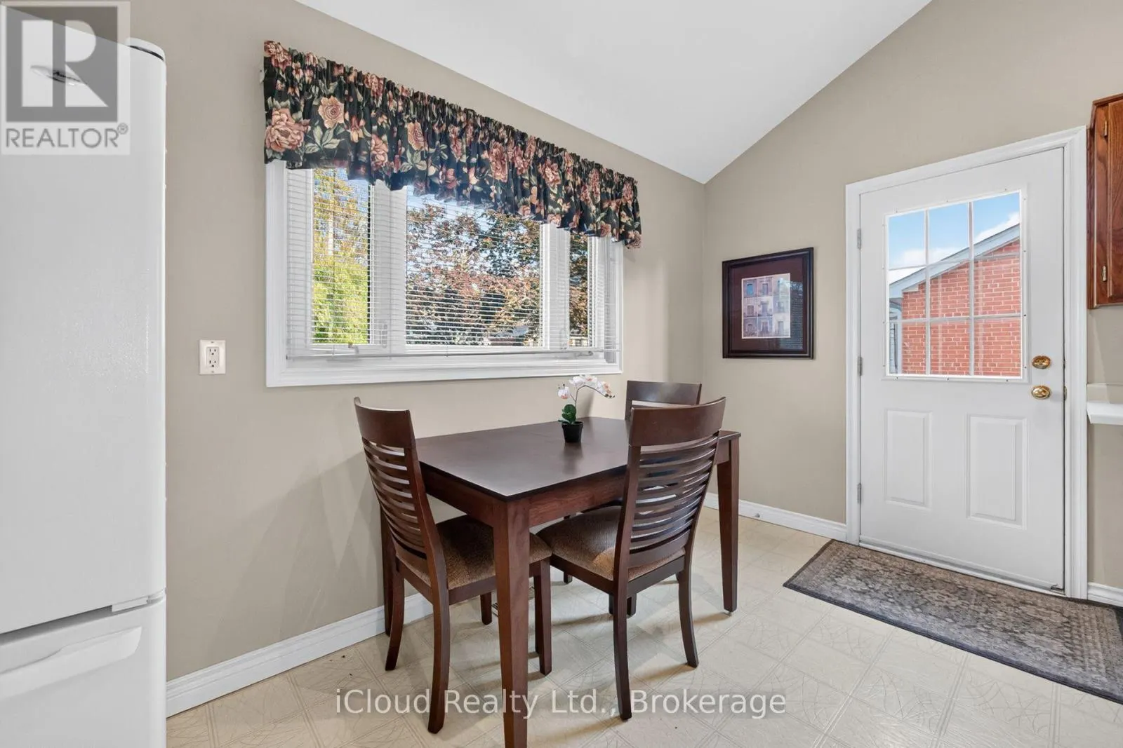 282 KENT CRESCENT