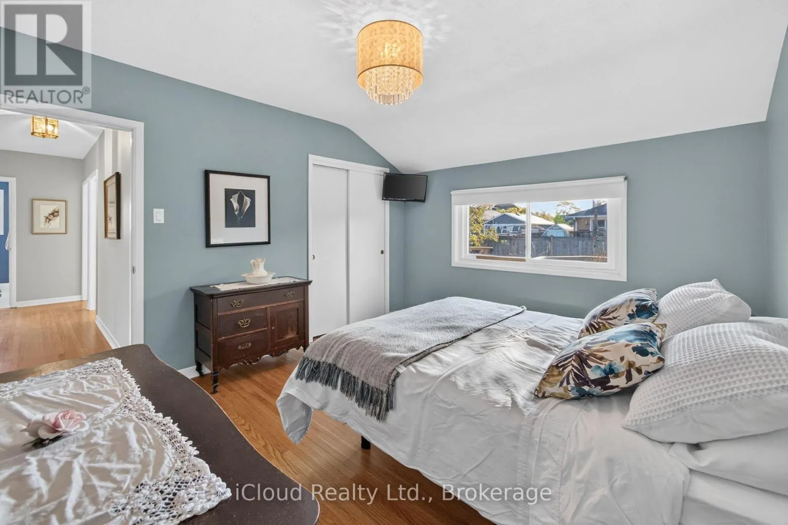 282 KENT CRESCENT