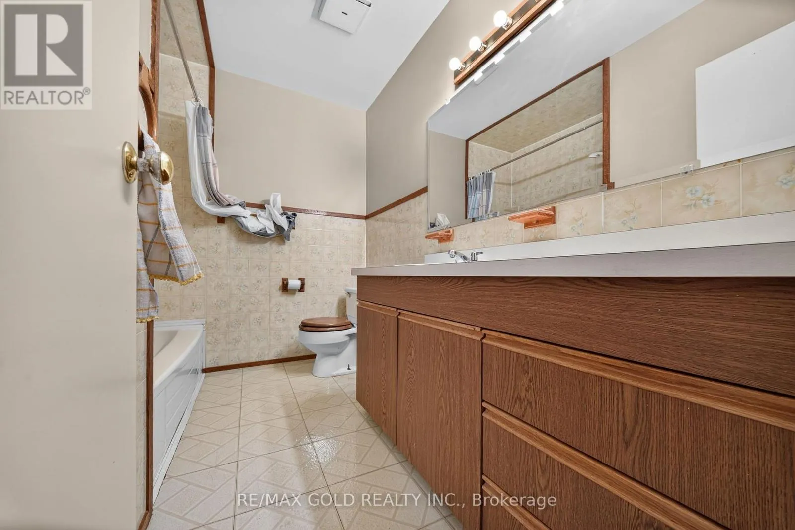 27 ALDERBURY CRESCENT