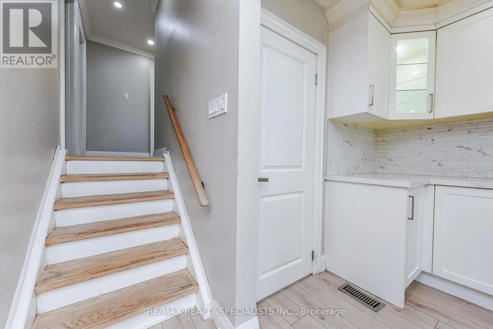 UPPER PORTION - 137 AVONDALE BOULEVARD