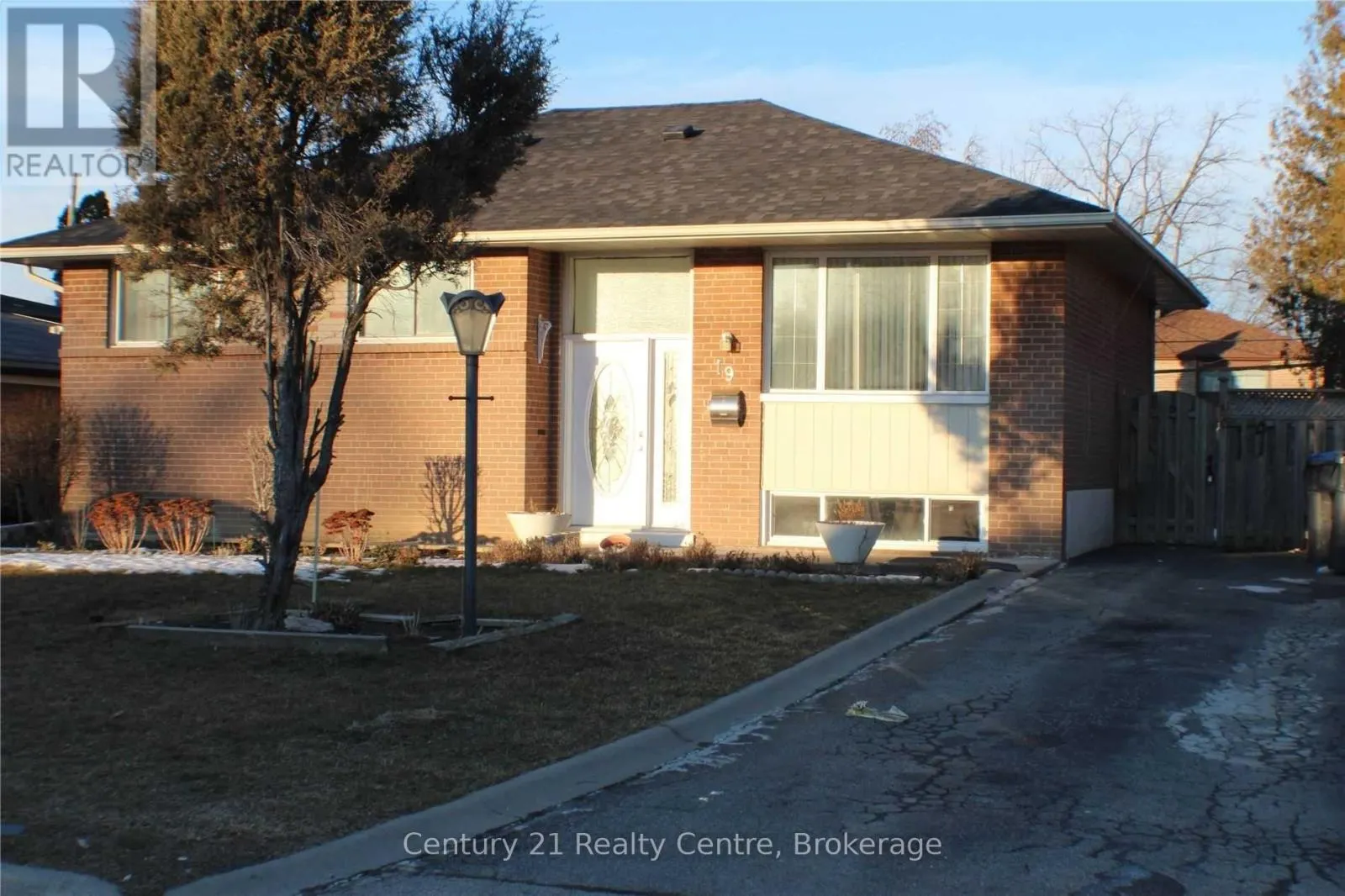 UPPER LVL - 19 ATHLONE AVENUE