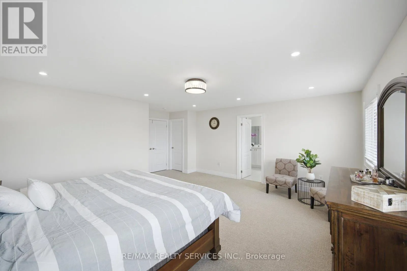 152 NEWHOUSE BOULEVARD