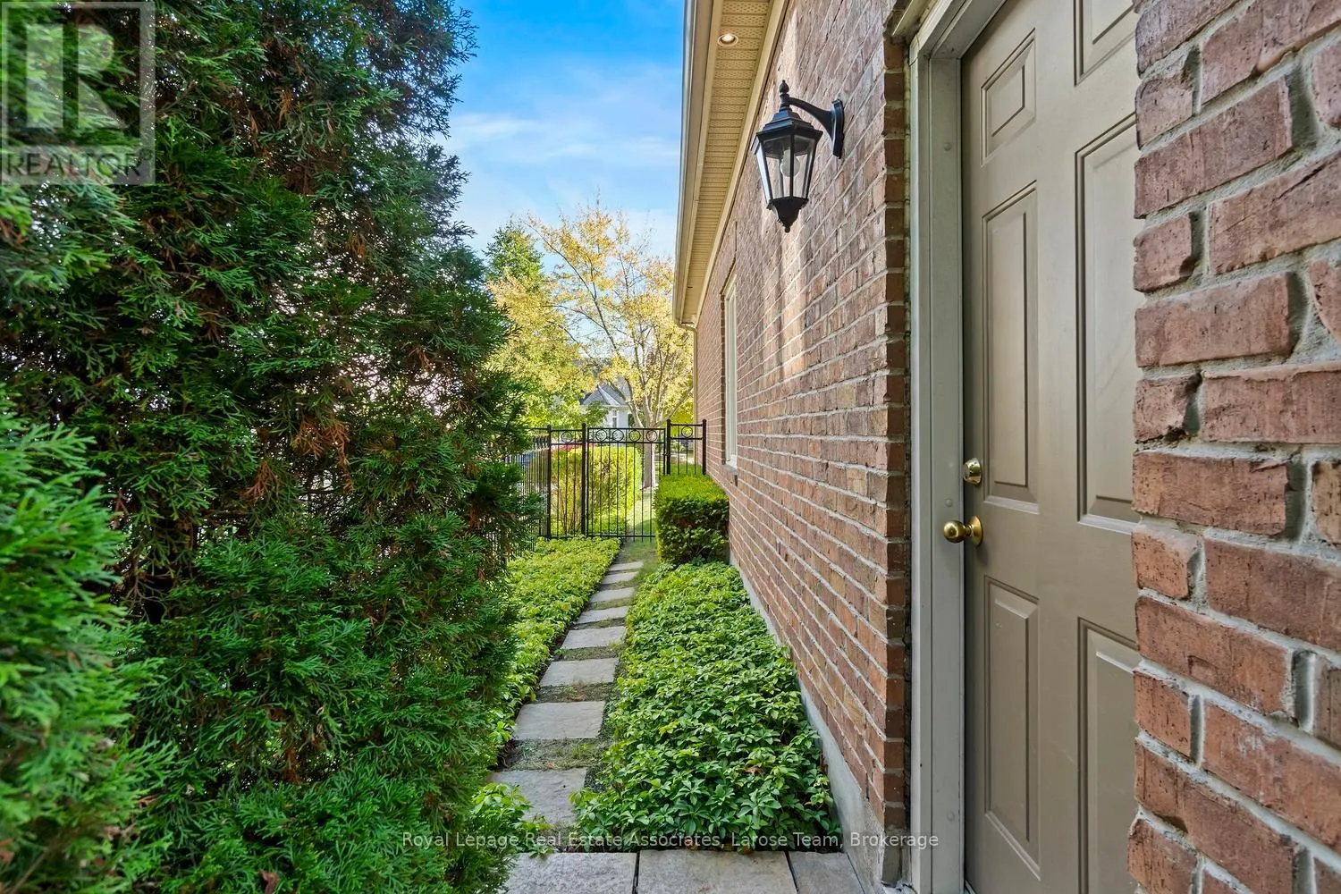 562 GLADWYNE COURT