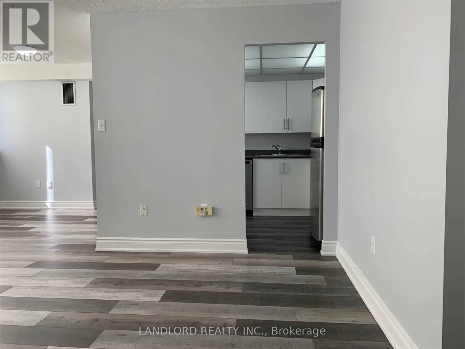 405 - 3590 KANEFF CRESCENT