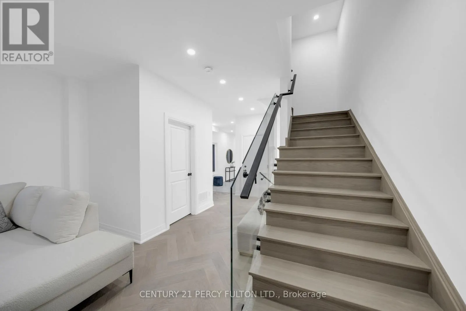 6 - 6635 CLOCK COURT