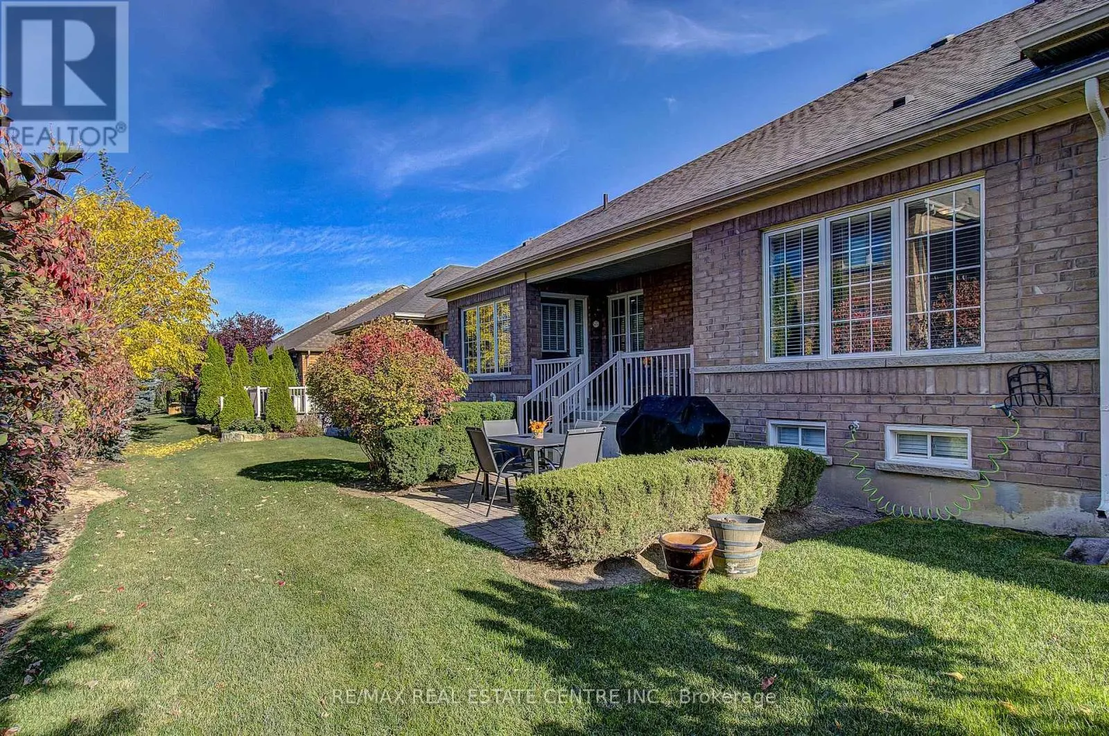 16 LACORRA WAY S