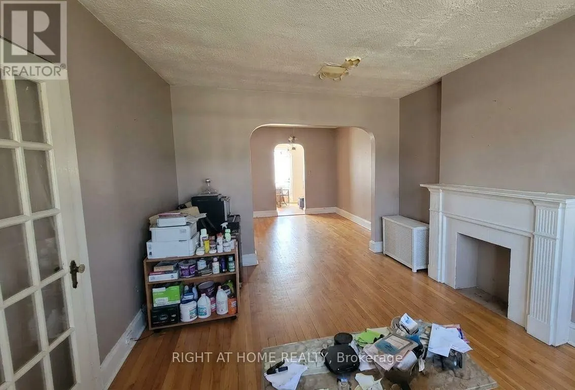 37 DEFOREST ROAD E