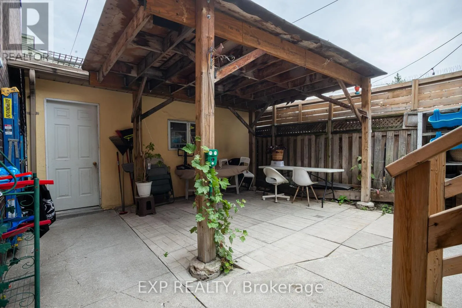 971 LANSDOWNE AVENUE