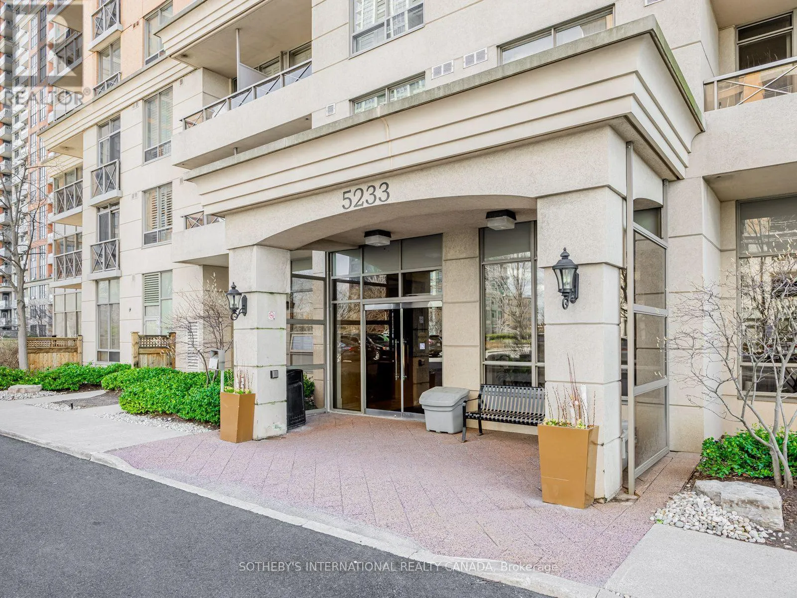 127 - 5233 DUNDAS STREET W