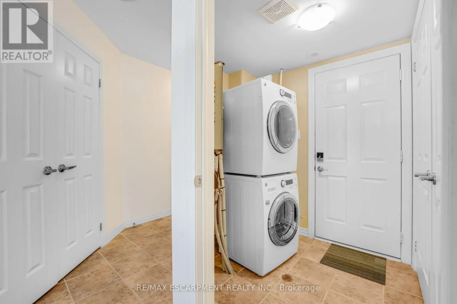 890 FOWLES COURT