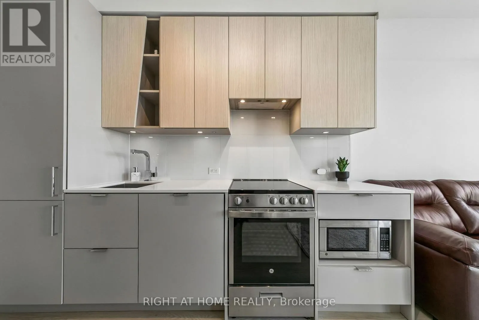 1405 - 3883 QUARTZ ROAD