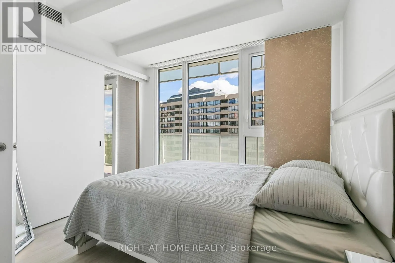 1405 - 3883 QUARTZ ROAD