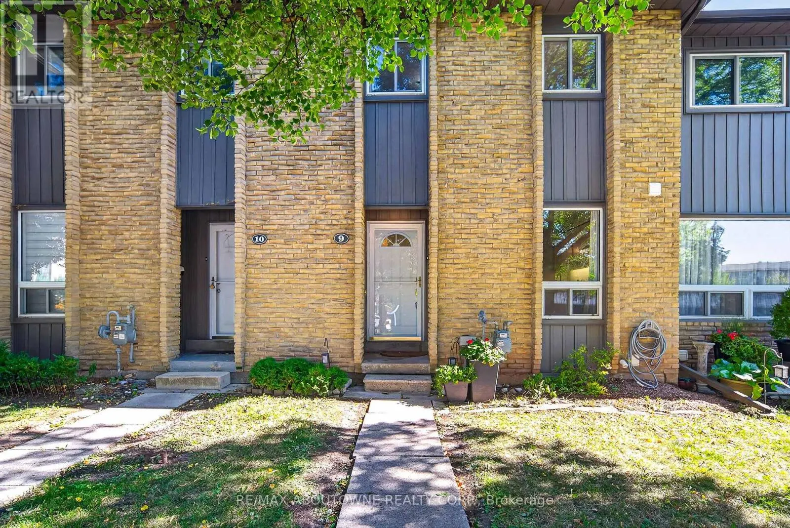 9 - 1517 ELM ROAD