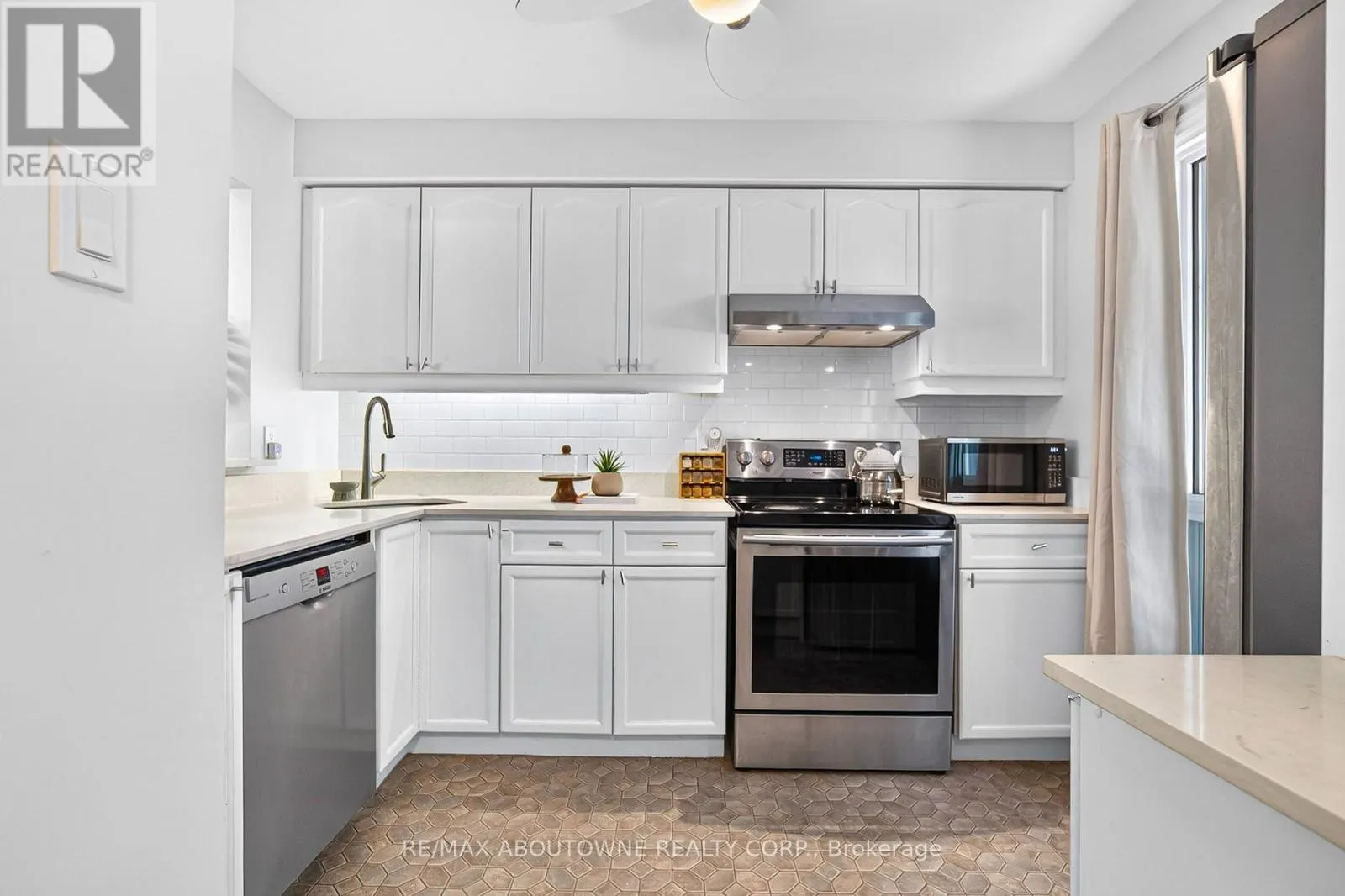 9 - 1517 ELM ROAD