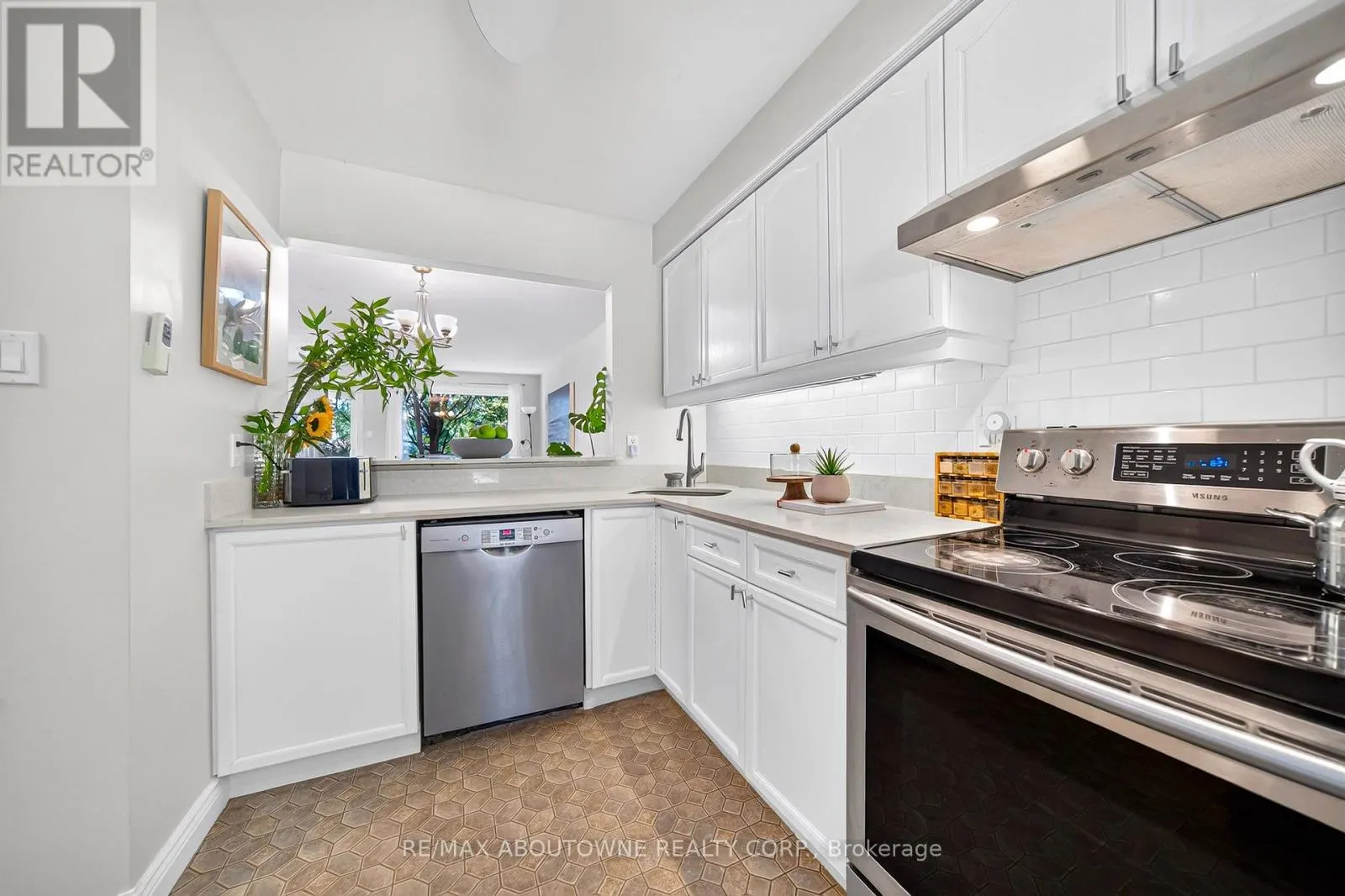 9 - 1517 ELM ROAD