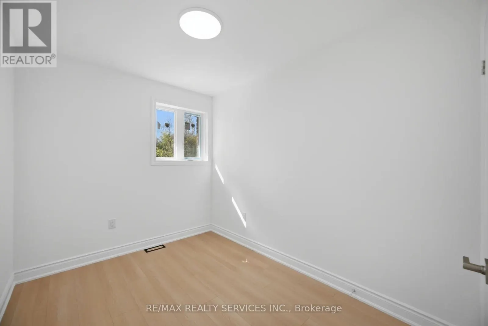 92 CORBY CRESCENT