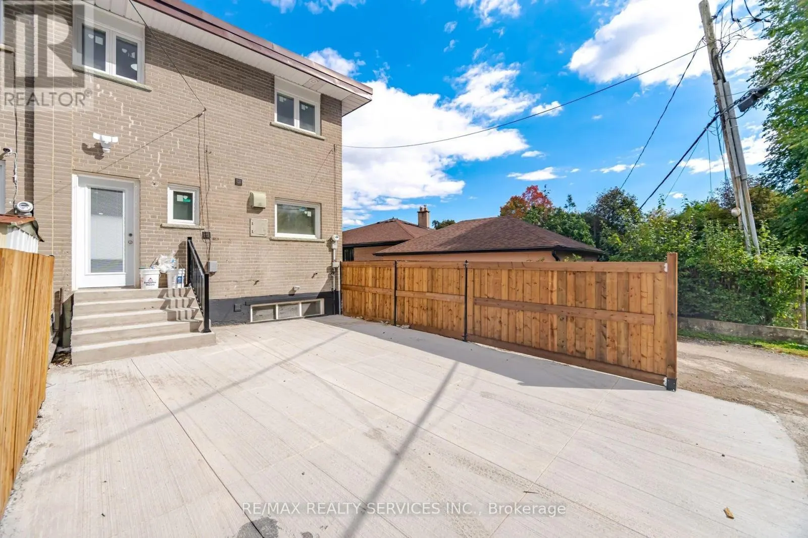 92 CORBY CRESCENT