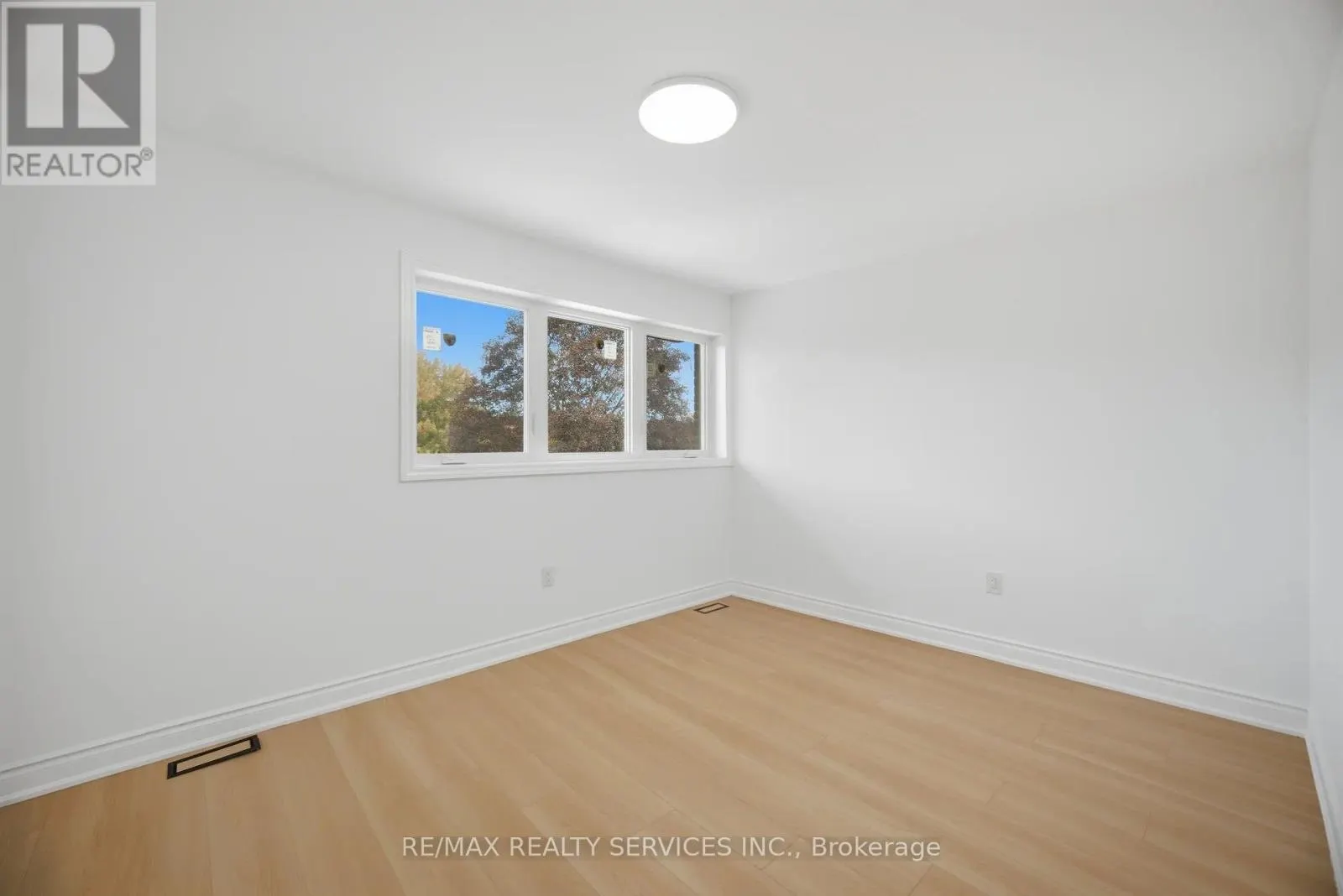 92 CORBY CRESCENT