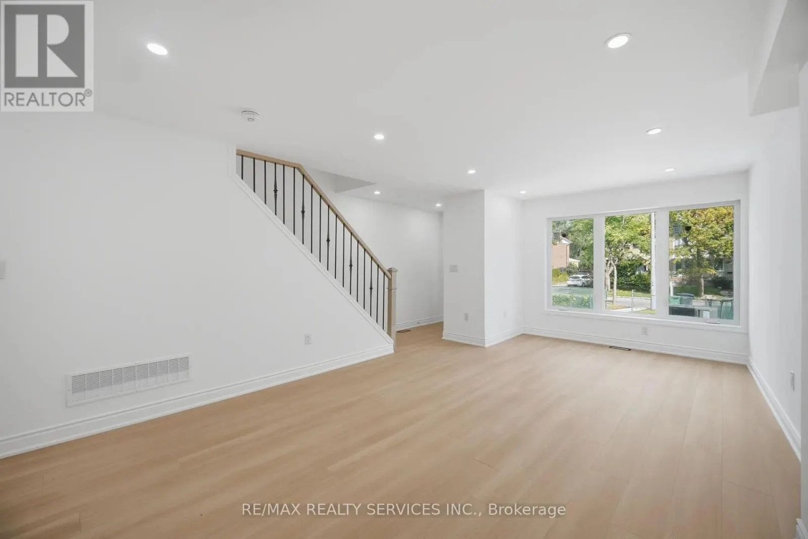 92 CORBY CRESCENT
