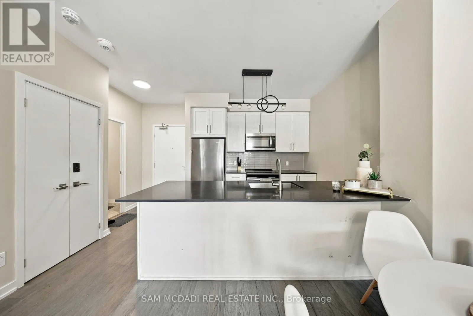 TH6 - 4055 PARKSIDE VILLAGE DRIVE