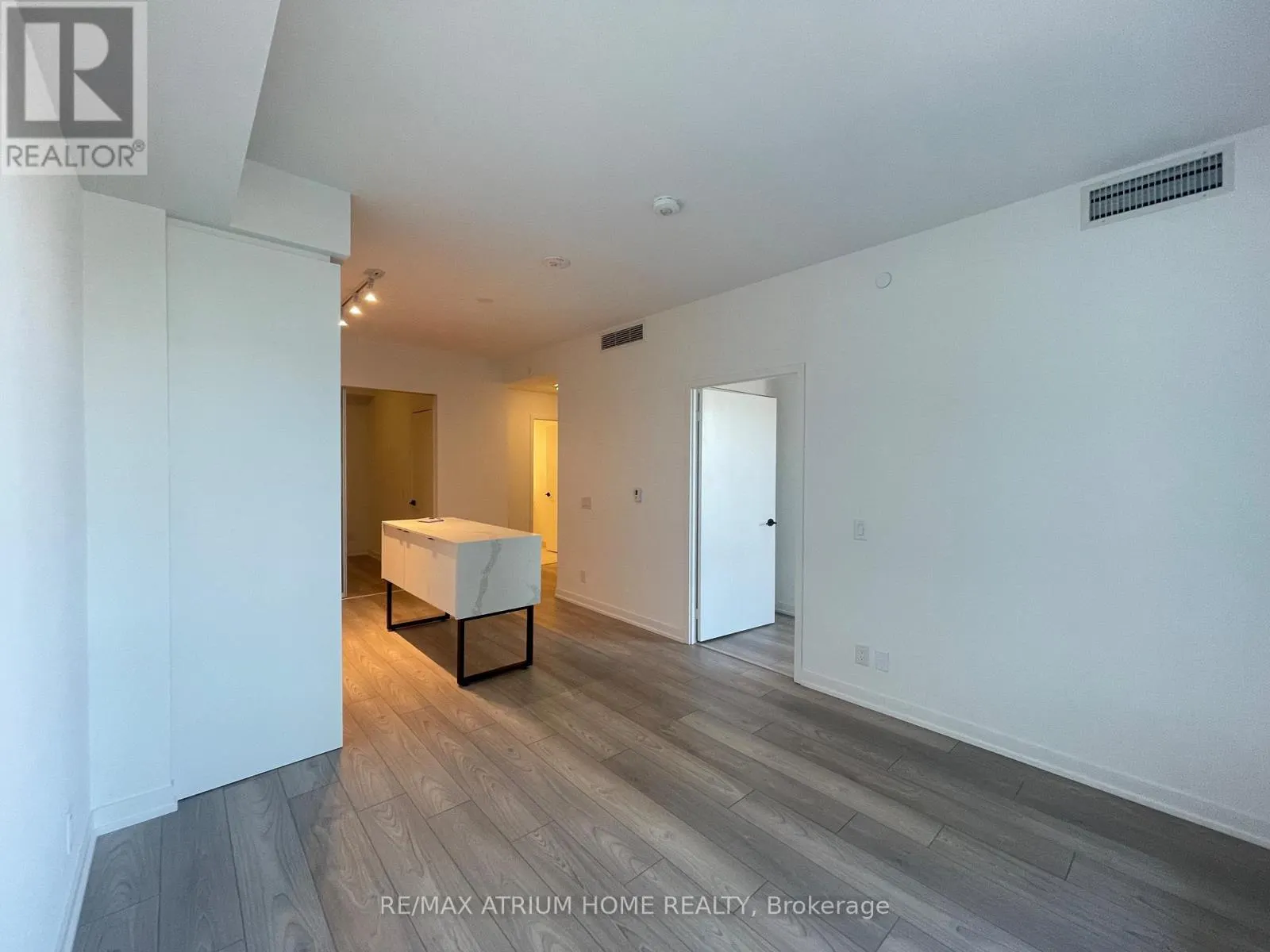 630 - 285 DUFFERIN STREET W