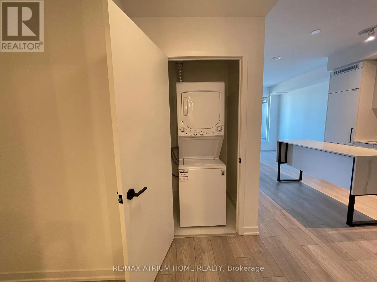 630 - 285 DUFFERIN STREET W