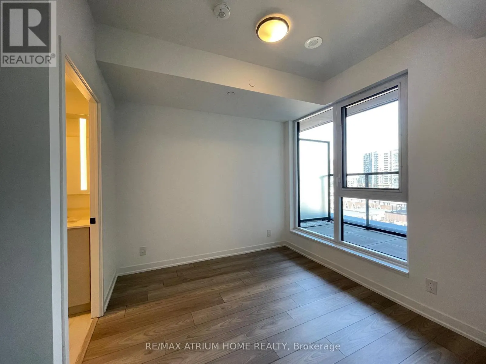 630 - 285 DUFFERIN STREET W