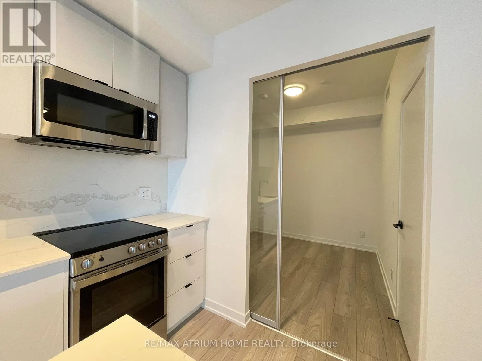 630 - 285 DUFFERIN STREET W