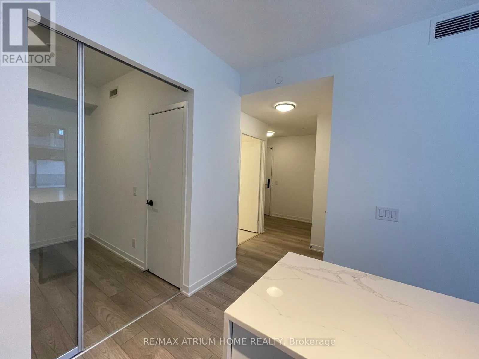 630 - 285 DUFFERIN STREET W