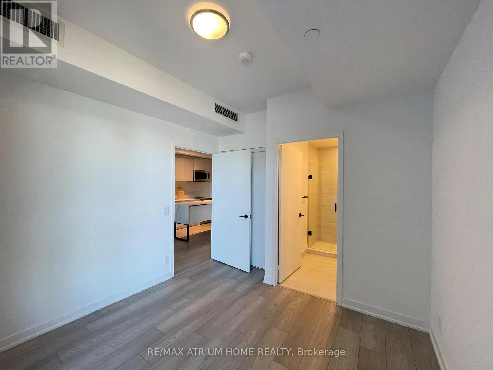 630 - 285 DUFFERIN STREET W