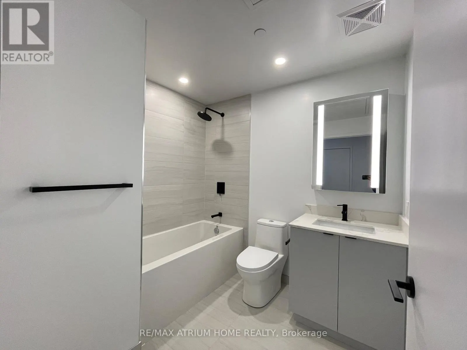 630 - 285 DUFFERIN STREET W