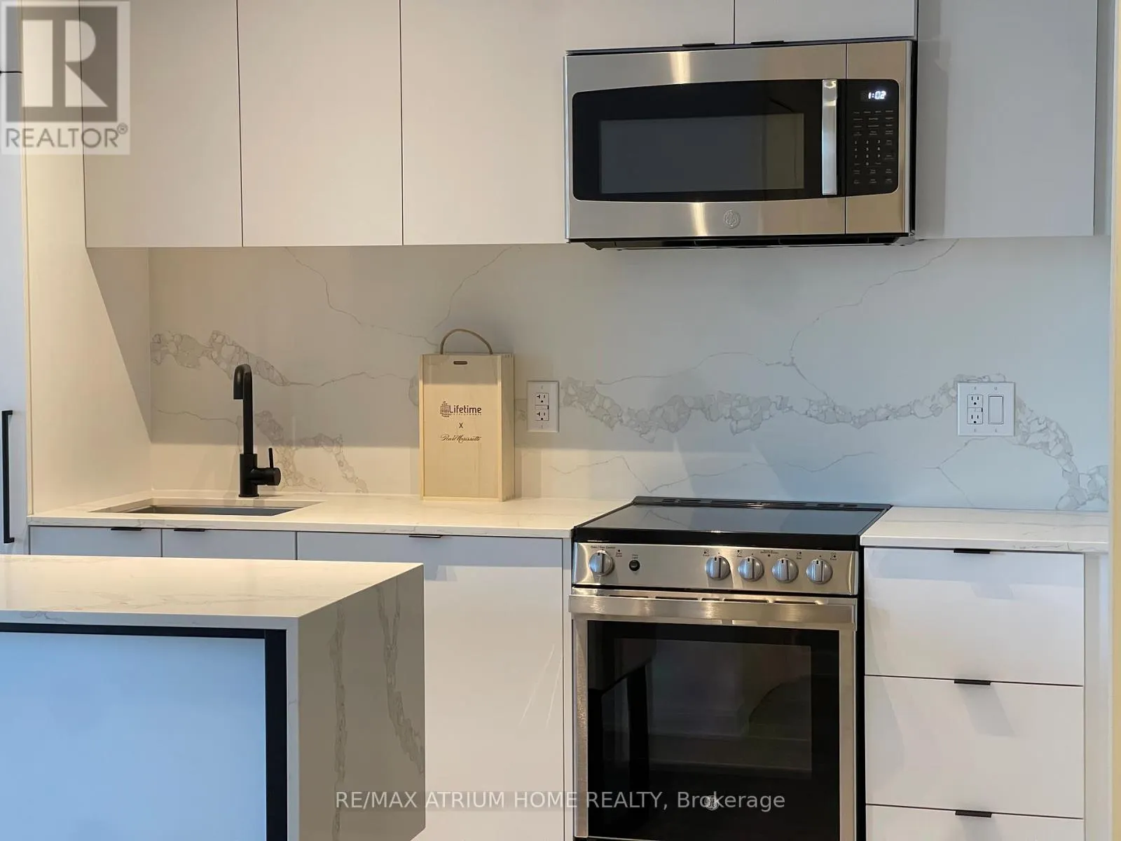 630 - 285 DUFFERIN STREET W