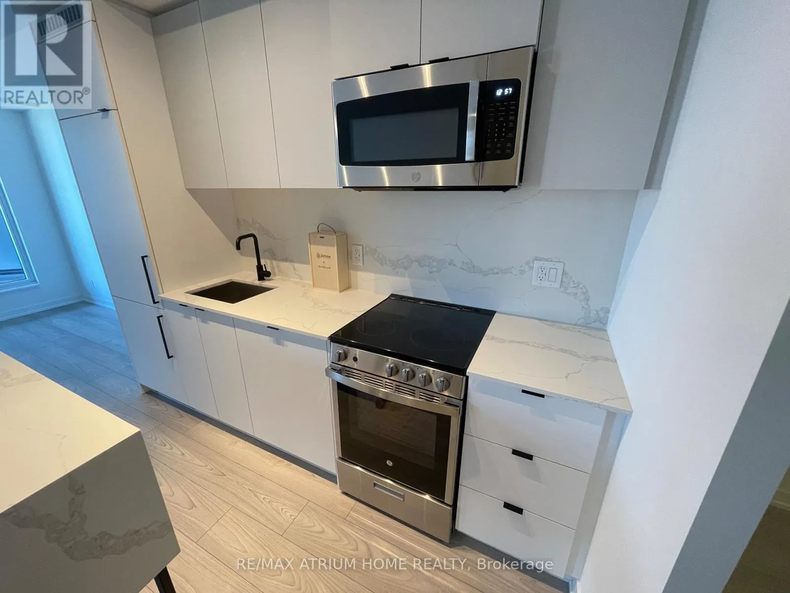 630 - 285 DUFFERIN STREET W