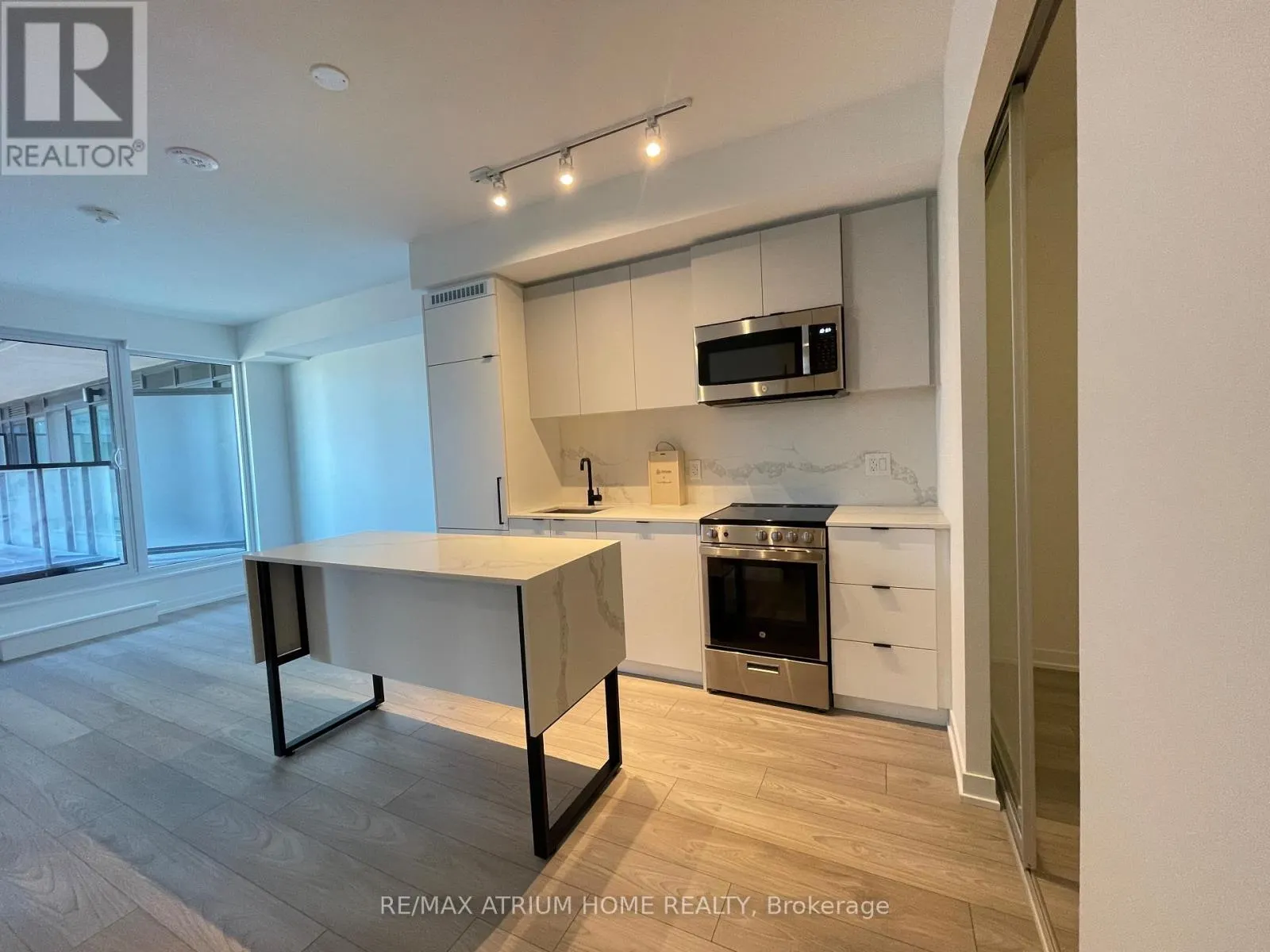 630 - 285 DUFFERIN STREET W