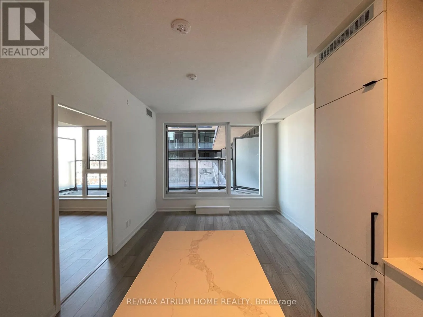 630 - 285 DUFFERIN STREET W