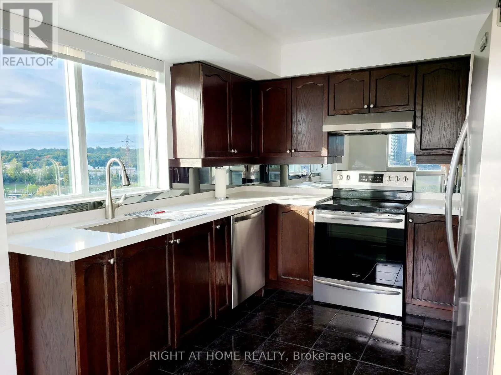 1008 - 2111 LAKE SHORE BOULEVARD W