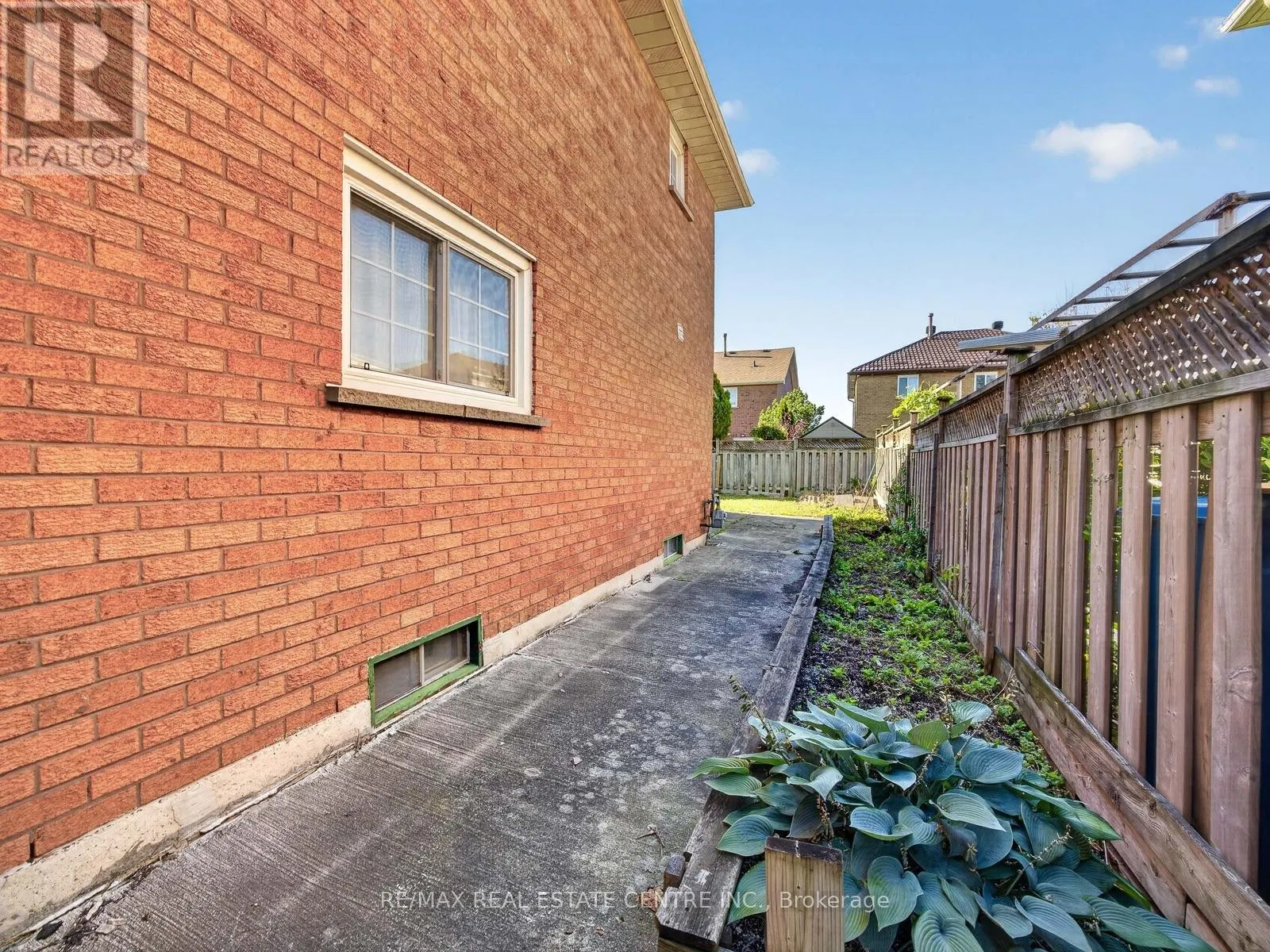 15 HEDGEROW AVENUE