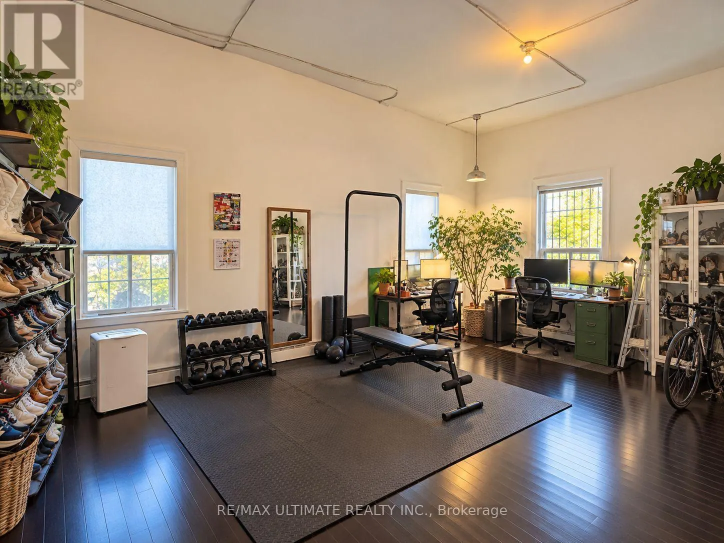2ND FLR - 1720 QUEEN STREET W